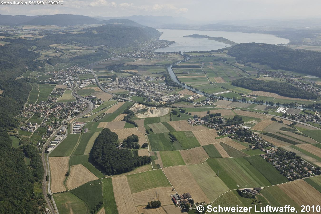 Ziehlkanal mit Mündung in den Bielersee. Bildmitte: Raffinerie Cressier; Ortschaften links vorne: Cornaux, links hinten: Cressier. 'langgezogene' Ortschaft rechts: Wavre